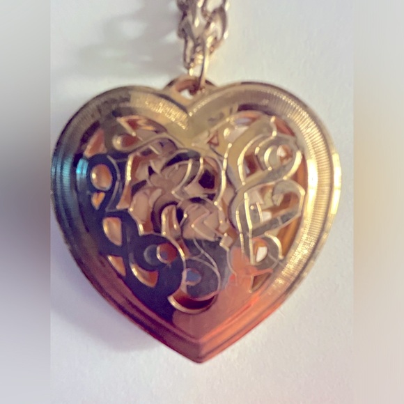 Necklace Large open scrollwork heart 2.5”x2.5” on 30” double link golden chain - Picture 2 of 4